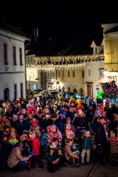 Kamnik navdušen nad predstavo Miklavž, trije otroci in ogenj Parkeljnov (3)